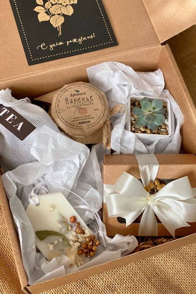 Идея для креативных подарочных наборов для женщин с ручной работой.