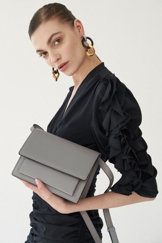 Женские сумки с элегантной отделкой и декоративными элементами.