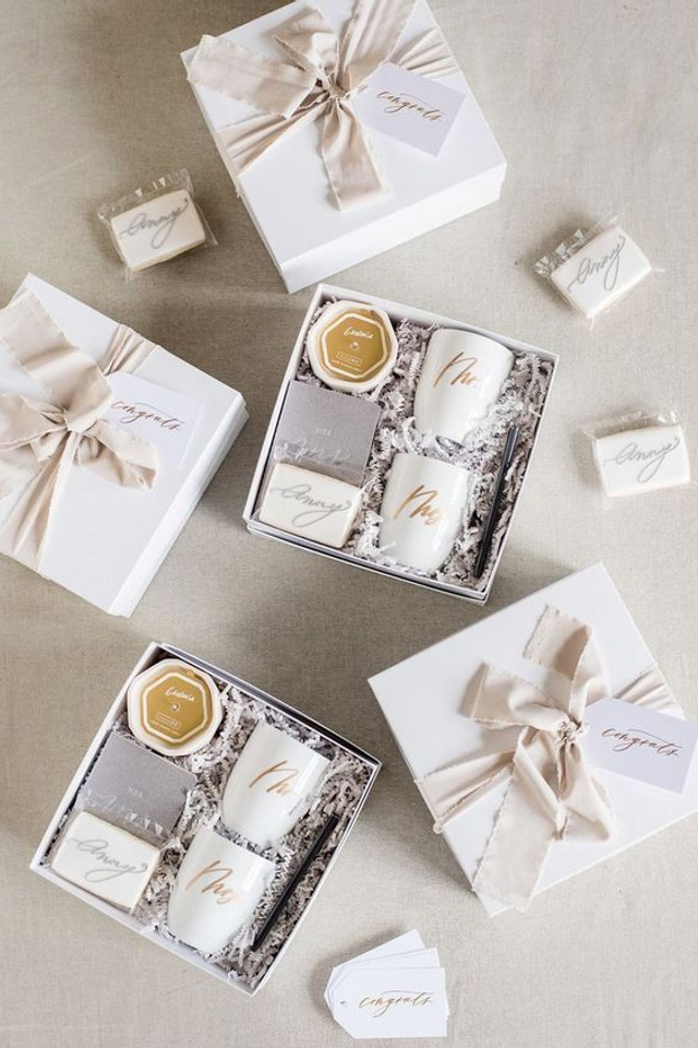 Подарочные наборы для женщин с экзотическими чаями и чашками.