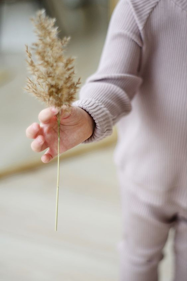 Профессиональная предметная съемка одежды для грудничков с акцентом на мягкие ткани