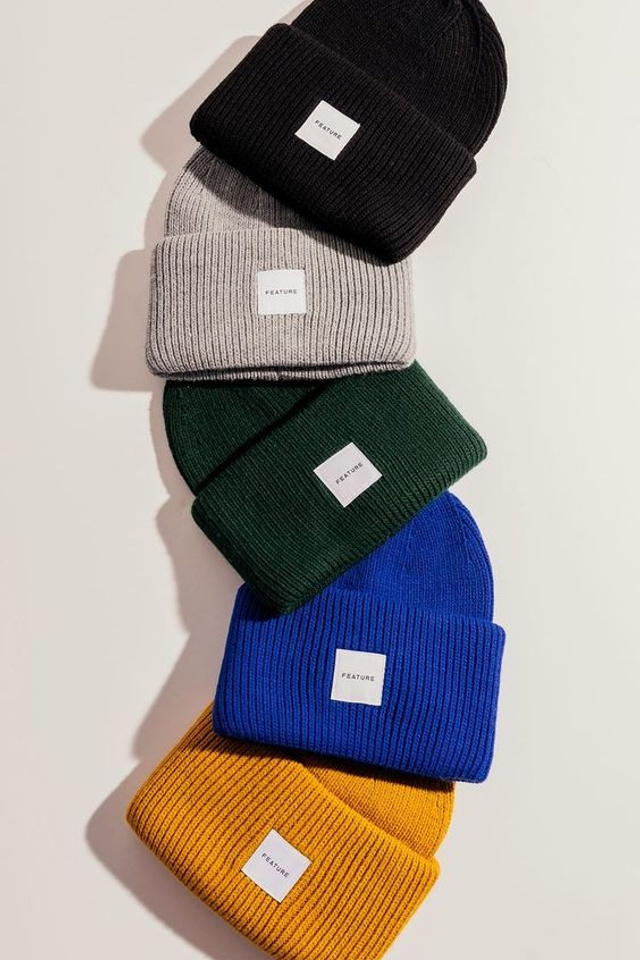 Съемка зимних женских шапок для создания образов в стиле streetwear