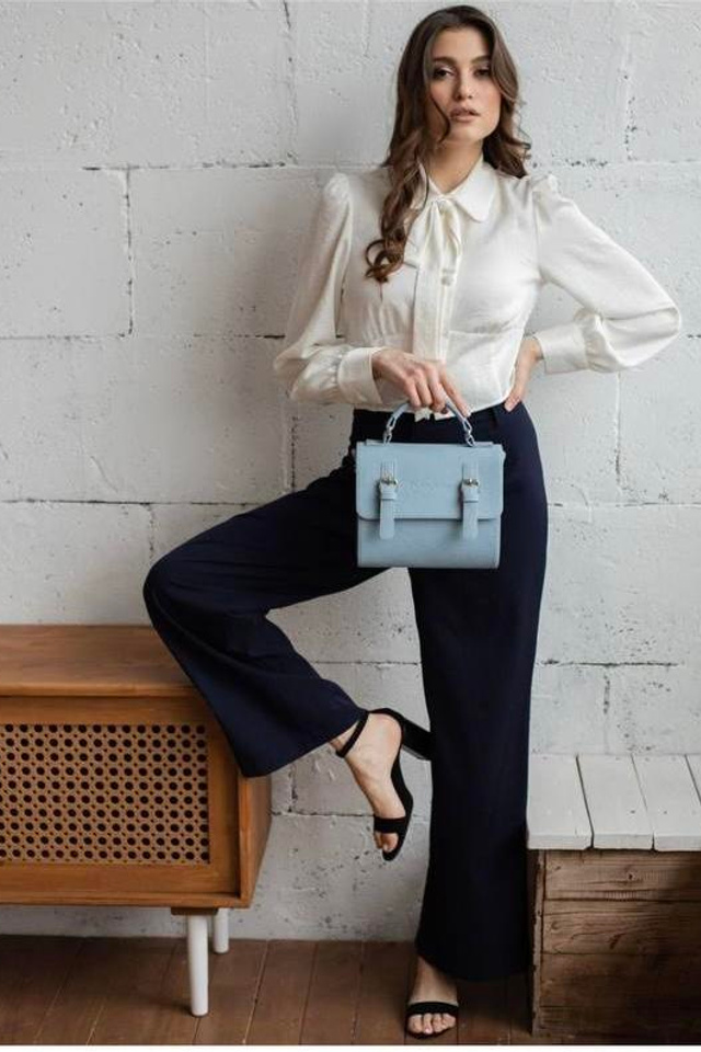 Референс для кроссбоди женских сумок с яркими акцентами.