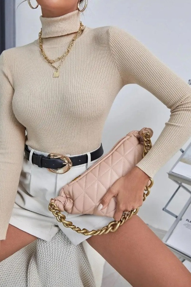 Эстетичная фотосъемка водолазок с акцентом на детали и текстуры