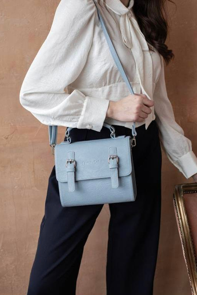 Женские сумки с текстурой матовой кожи и элегантными линиями.