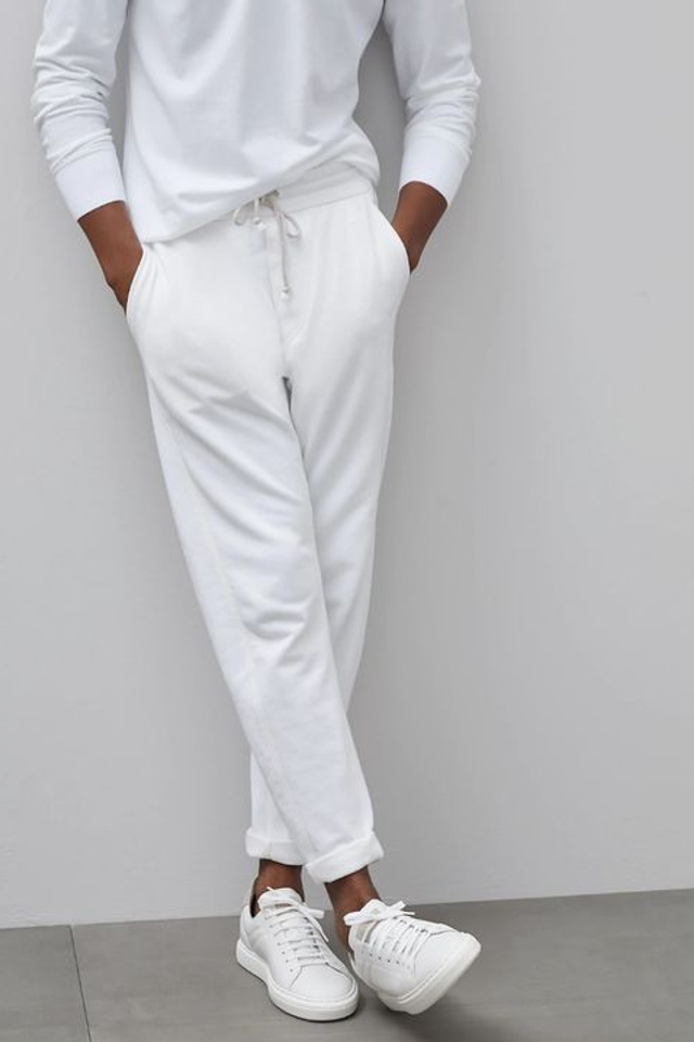 Съемка женских штанов для демонстрации их универсальности и стиля