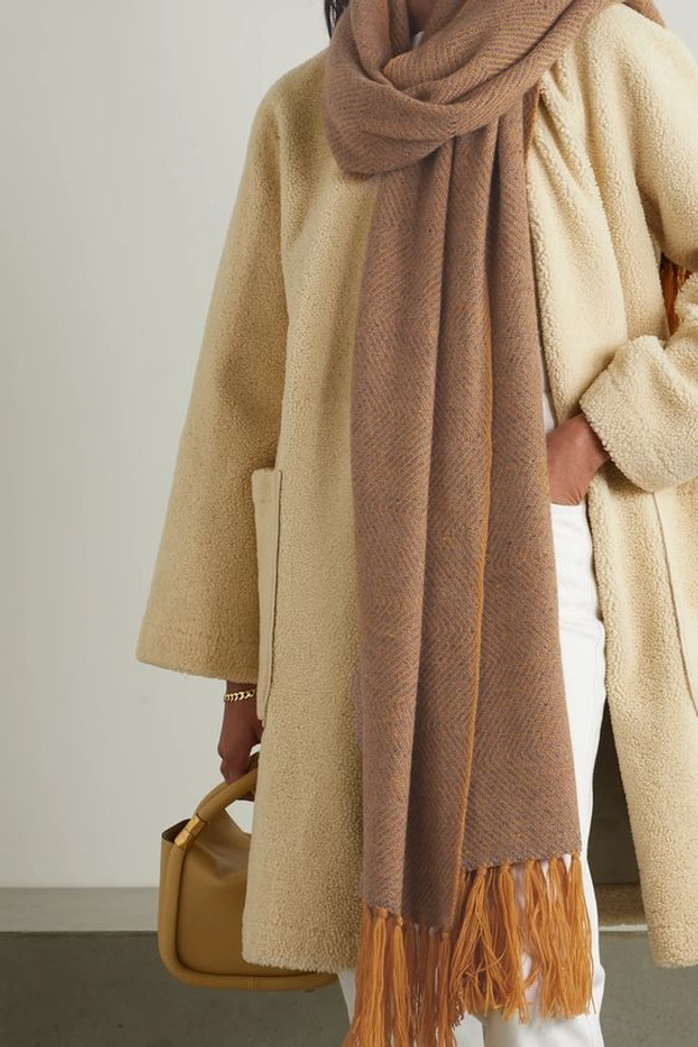 Съемка палантинов с акцентом на мягкость и драпировку