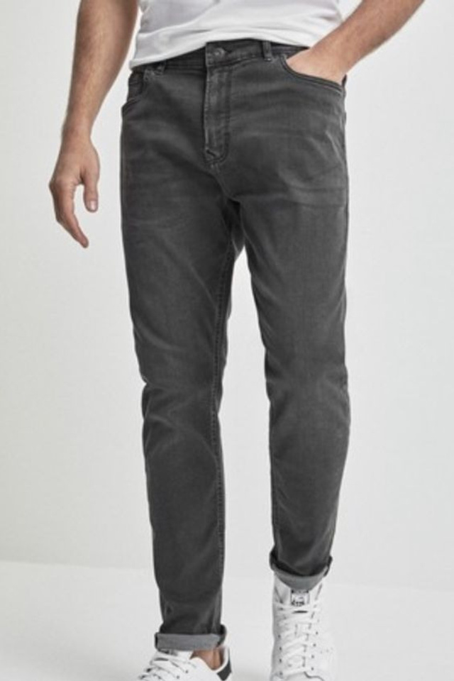 Креативная фотосъемка мужских штанов для акцента на детали и стиль