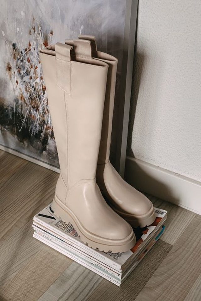 Съемка сапог с акцентом на сезонные тренды и актуальные модели