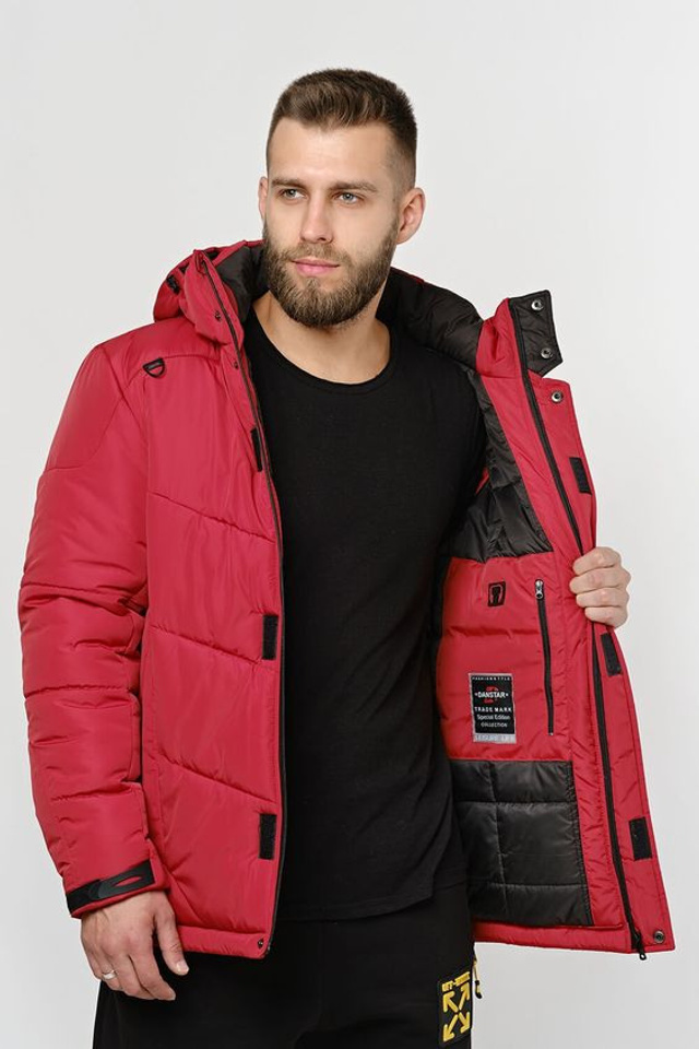 Профессиональная съемка курток с акцентом на их практичность и стиль