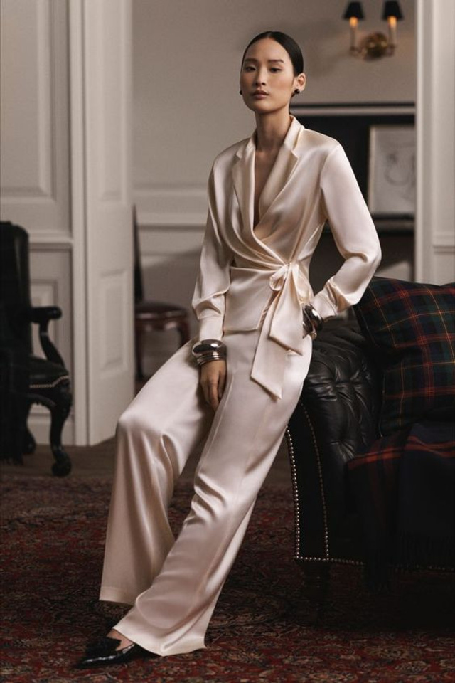 Эффектная съемка женских костюмов для создания стильных и элегантных образов