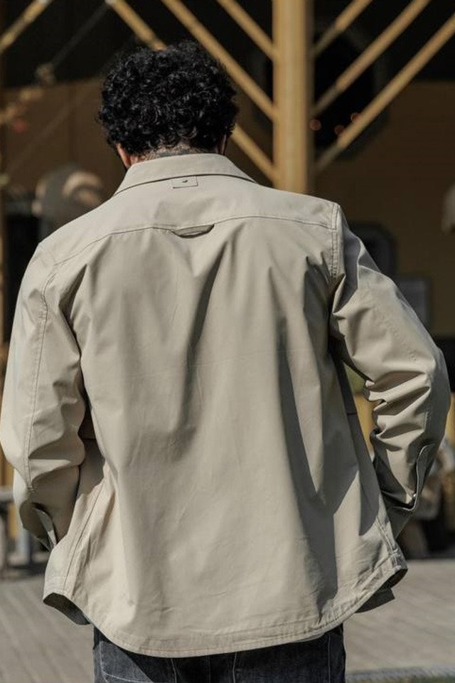 Съемка курток для визуализации их практичности в повседневной жизни