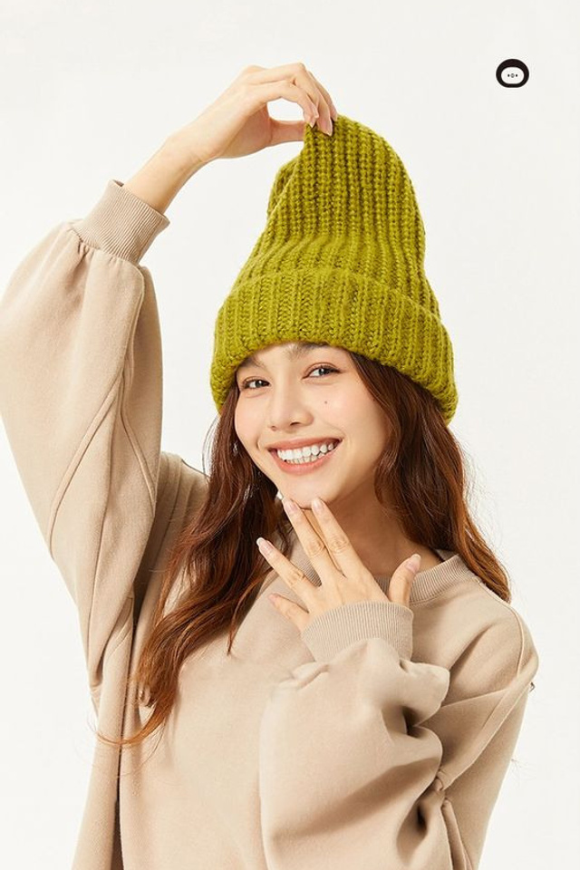 Профессиональная предметная съемка женских зимних шапок для современных коллекций