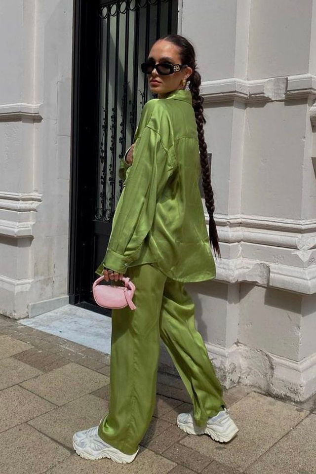 Съемка женских костюмов с акцентом на их универсальность и стиль