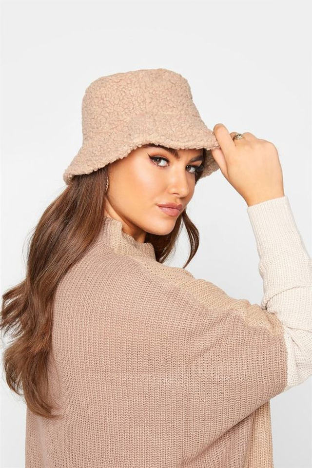 Стильная фотосъемка шапок для создания уютных зимних луков