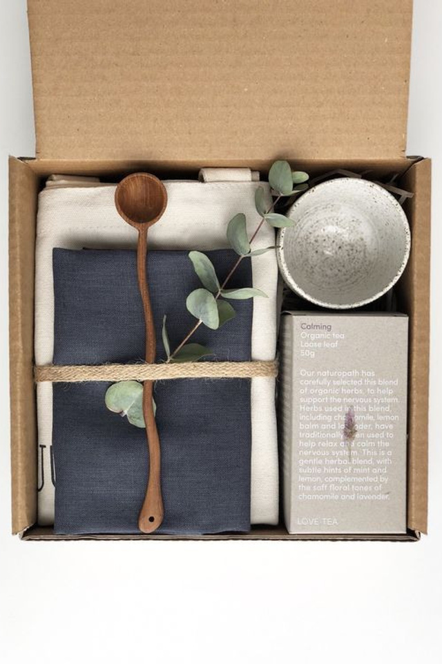 Референс для подарочных наборов для женщин с набором для ухода за кожей.