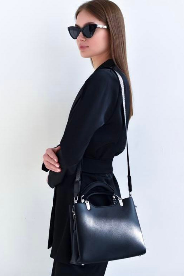 Референс для женской сумки с цепочкой через плечо и аккуратными деталями.