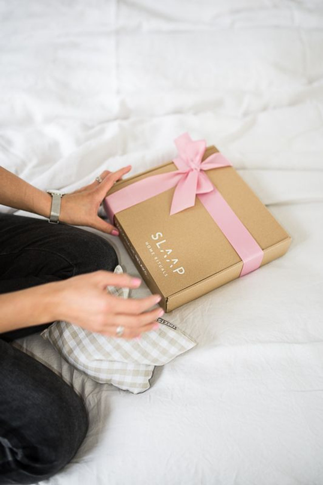 Референс для подарочных наборов для женщин с чаем и сладостями.