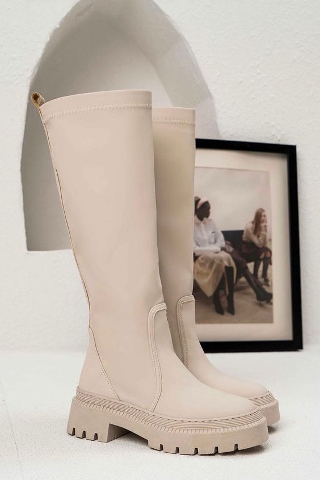 Стильная фотосъемка сапог для молодежных брендов