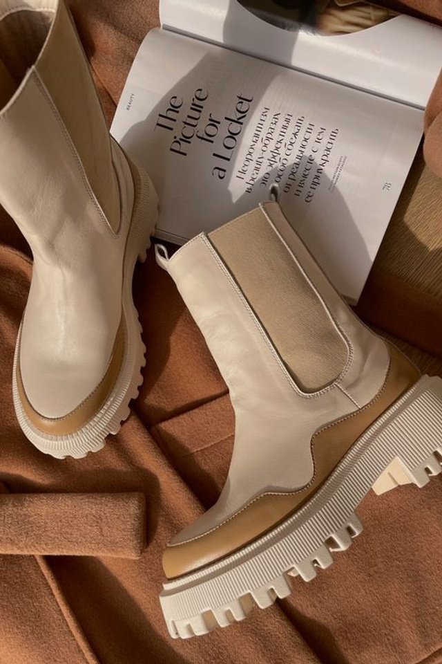 Креативная съемка женских ботинок для молодежных брендов