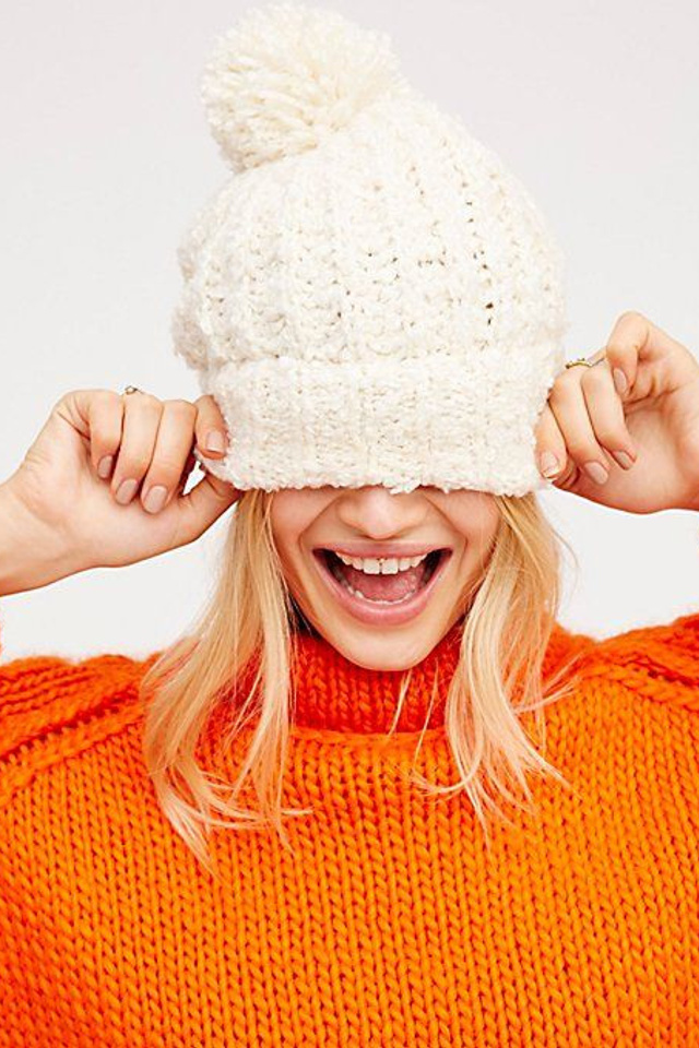 Профессиональная съемка шапок с акцентом на стильные элементы и фурнитуру