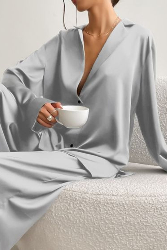Эстетичная съемка женских шелковых костюмов для создания мягкого силуэта