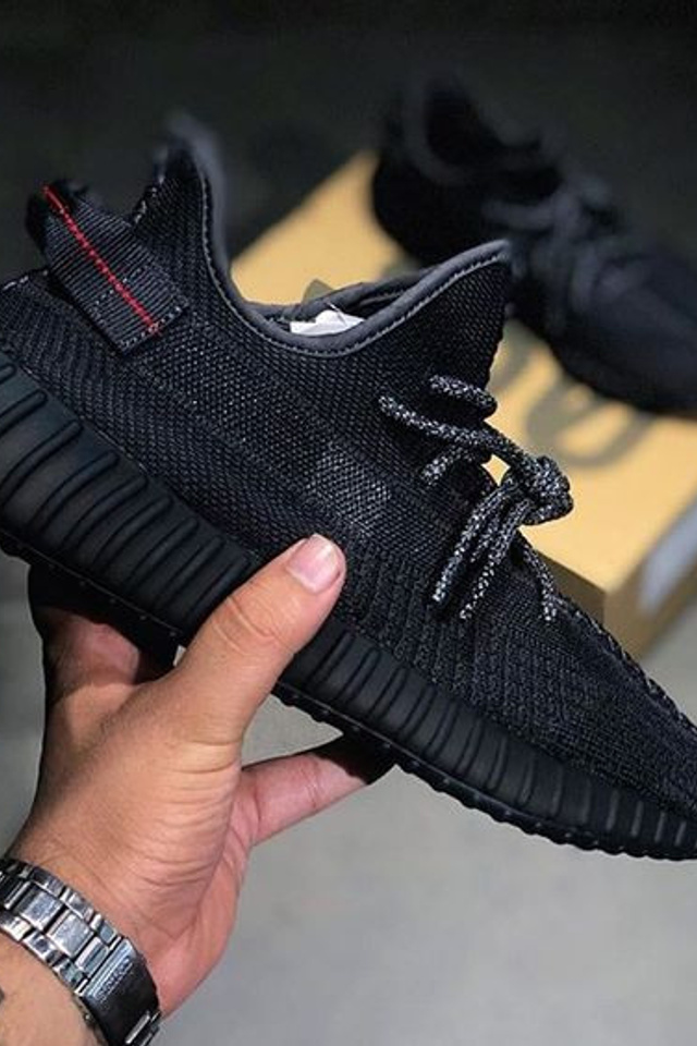 Профессиональная предметная съемка мужских кроссовок для спортивных коллекций