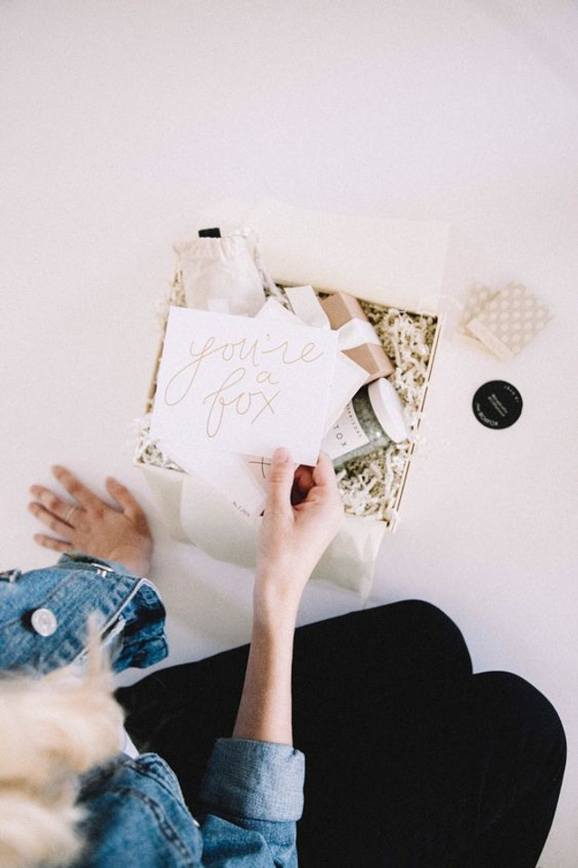 Пример элегантных подарочных наборов для женщин с аксессуарами.