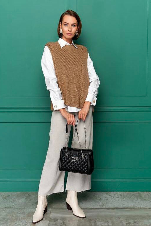 Пример женской сумки с закругленными краями и контрастными отделками.