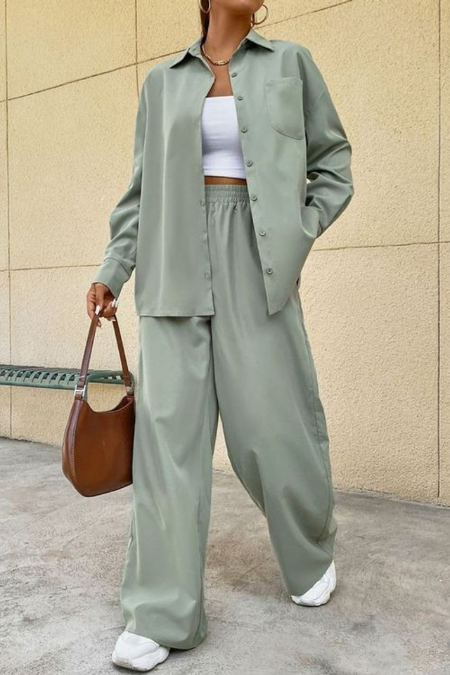 Эстетичная фотосъемка шелковых костюмов с акцентом на легкость и текстуру