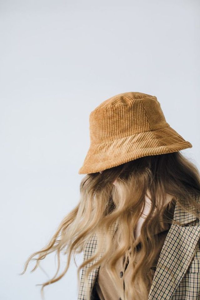 Съемка шапок для визуализации их практичности и удобства