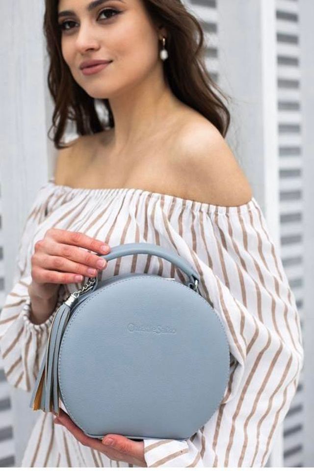 Референс для женских сумок с контрастными элементами и яркими цветами.