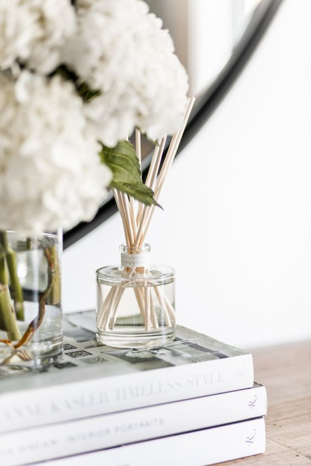 Съемка свечей-диффузоров для визуализации их роли в декоре интерьера