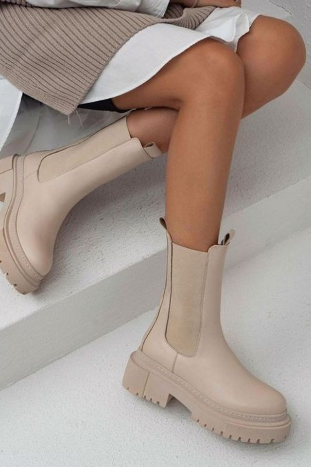 Креативная съемка женских ботинок для создания трендовых образов