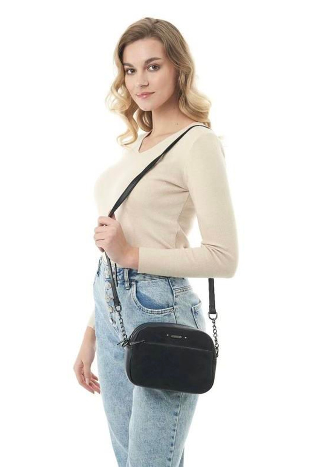 Идея для женской сумки с тиснением и лаконичным стилем.