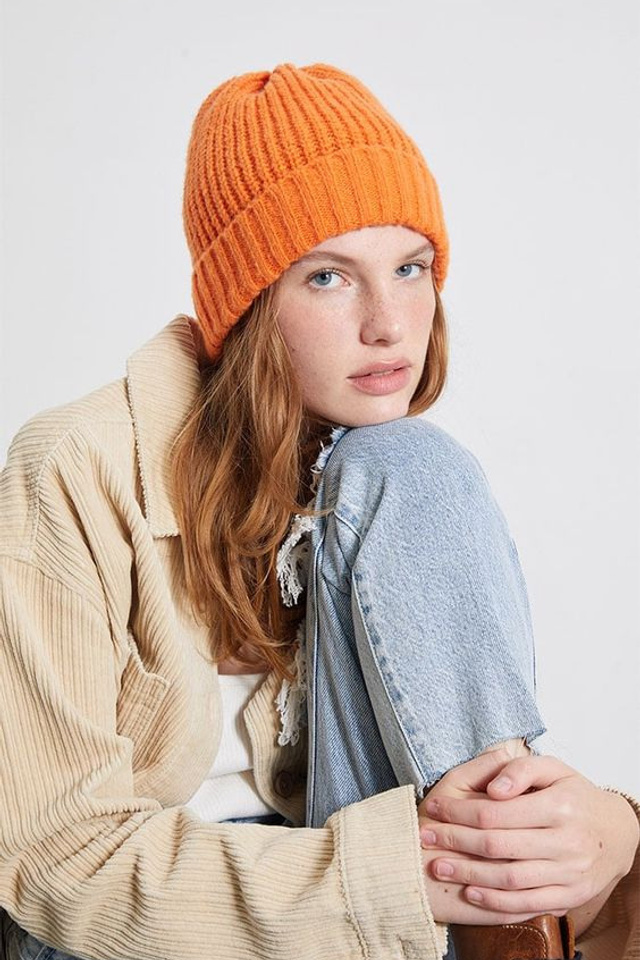 Эстетичная фотосъемка шапок с акцентом на тепло и стиль