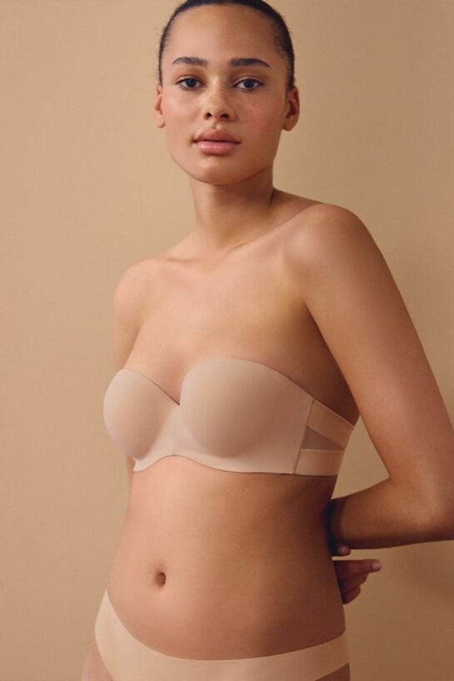 Идея для комплекта нижнего белья с бюстгальтером без бретелей для открытых платьев.