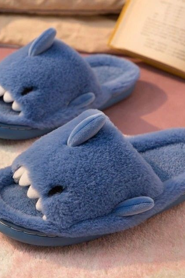 Предметная съемка тапочек с фокусом на тканевые вставки и отделку краев