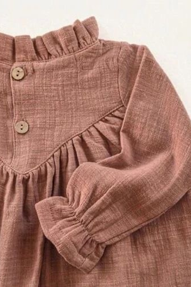 Референс для уютной детской одежды с мягкими тканями.