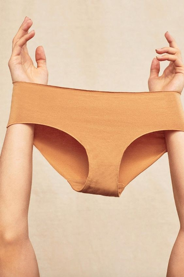 Идея для нижнего белья из микрофибры с минималистичным дизайном и гладкой текстурой.