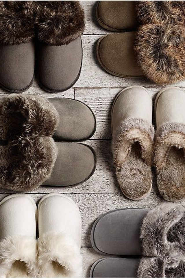 Предметная съемка тапочек с контрастным освещением, выделение объема и силуэта