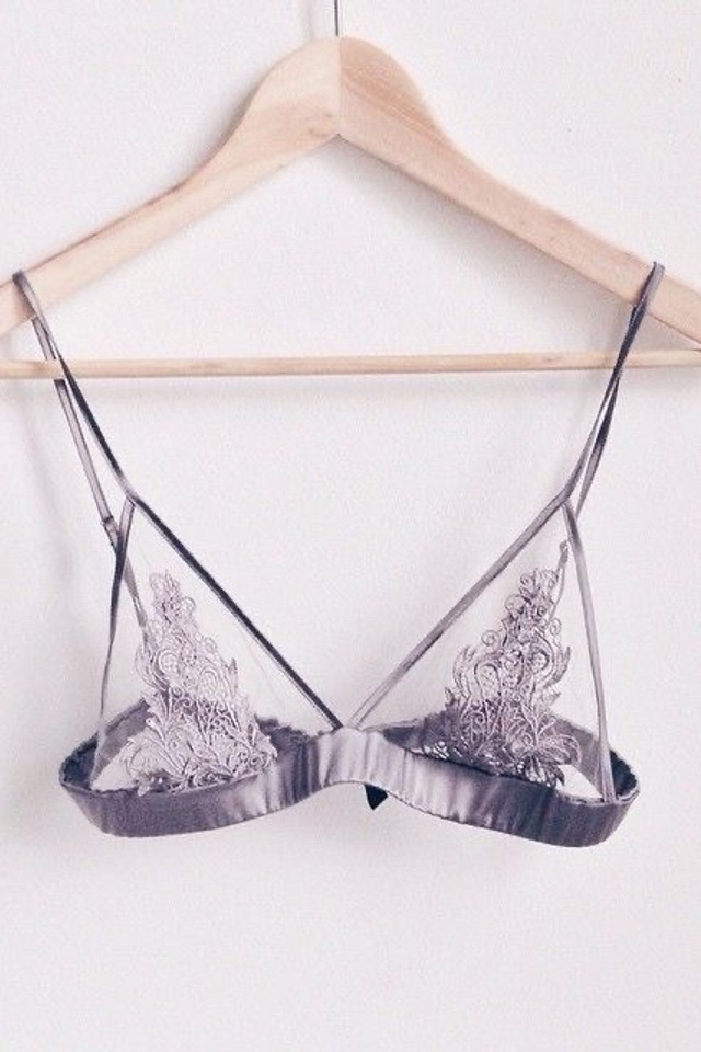 Идея для прозрачного бюстгальтера с кружевными вставками для особых случаев.