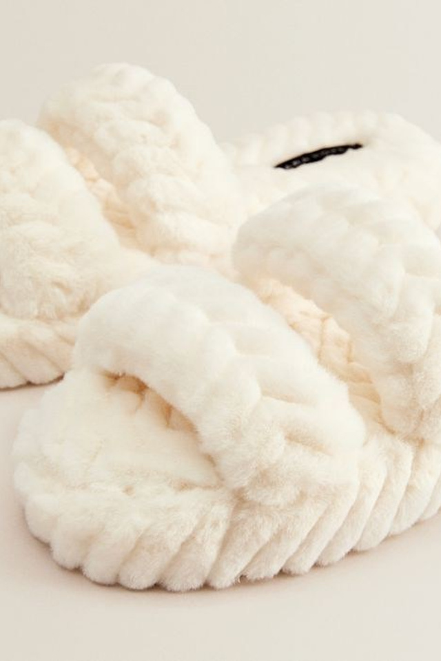 Предметная съемка тапочек на светлом фоне, выделение мягкости и уюта изделия