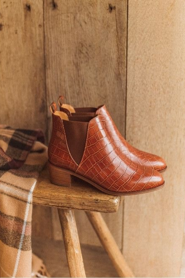 Референс для ботильонов с металлическими деталями и блестящей отделкой.