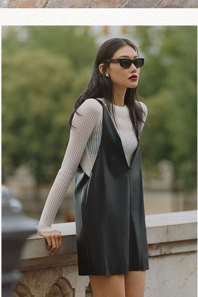 Предметная съемка сарафана на модели, фокус на минималистичном дизайне и силуэте