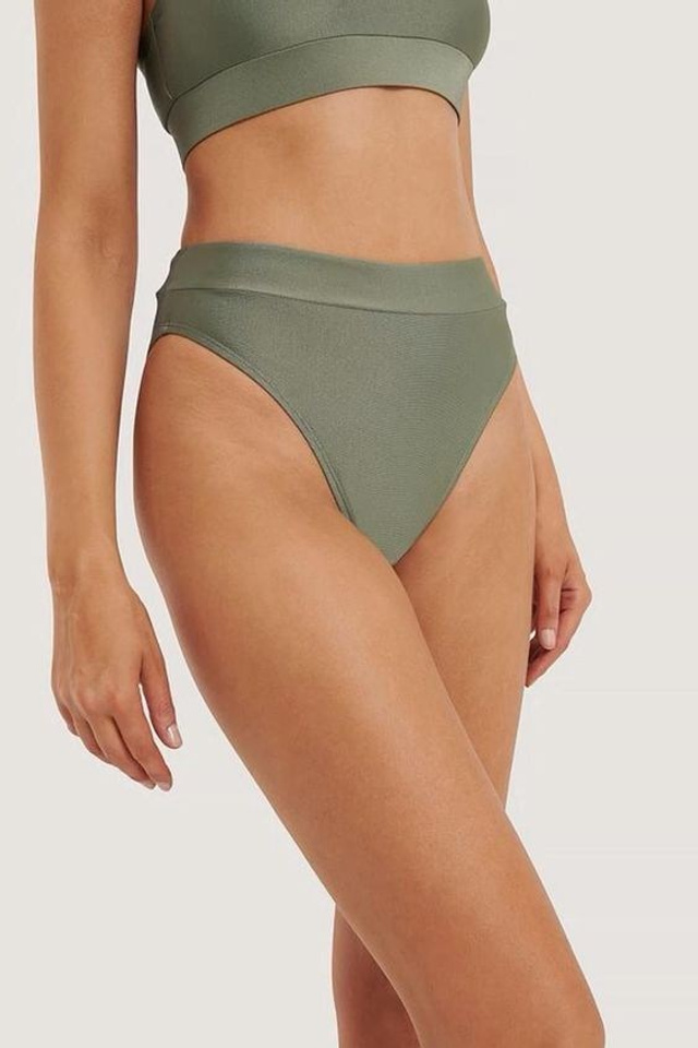 Референс для комплекта нижнего белья с высокими трусиками и бюстье с поддержкой.