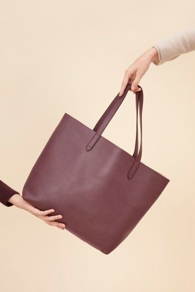 Женские сумки с закругленными формами и мягкими линиями.