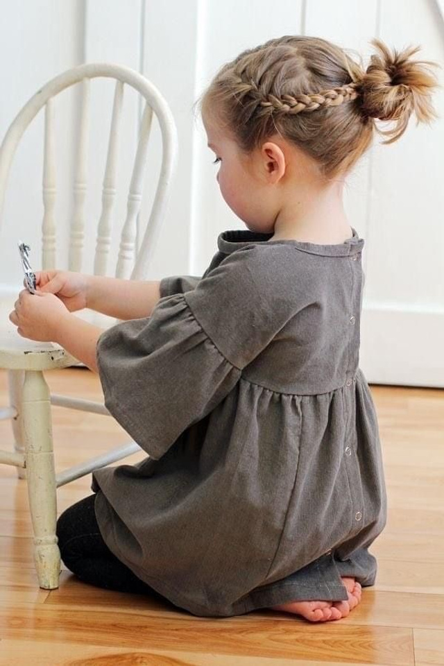 Пример легкой детской одежды для теплых летних дней.