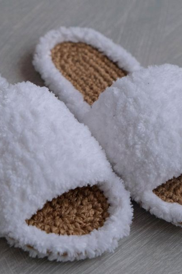 Предметная съемка тапочек в минималистичном стиле, фокус на простоте и удобстве