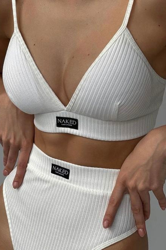 Пример нижнего белья в телесном цвете с гладкими линиями и утонченными деталями.