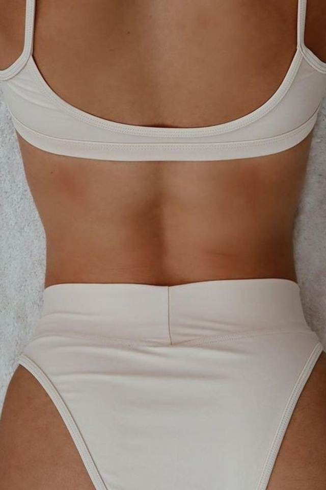 Идея для боди с открытой спиной и утонченными кружевными вставками.